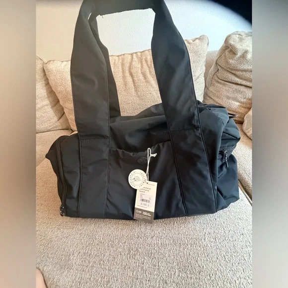 BNWT Vuori Black gym 2.0 Bag with Zipper - Picture 8 of 9